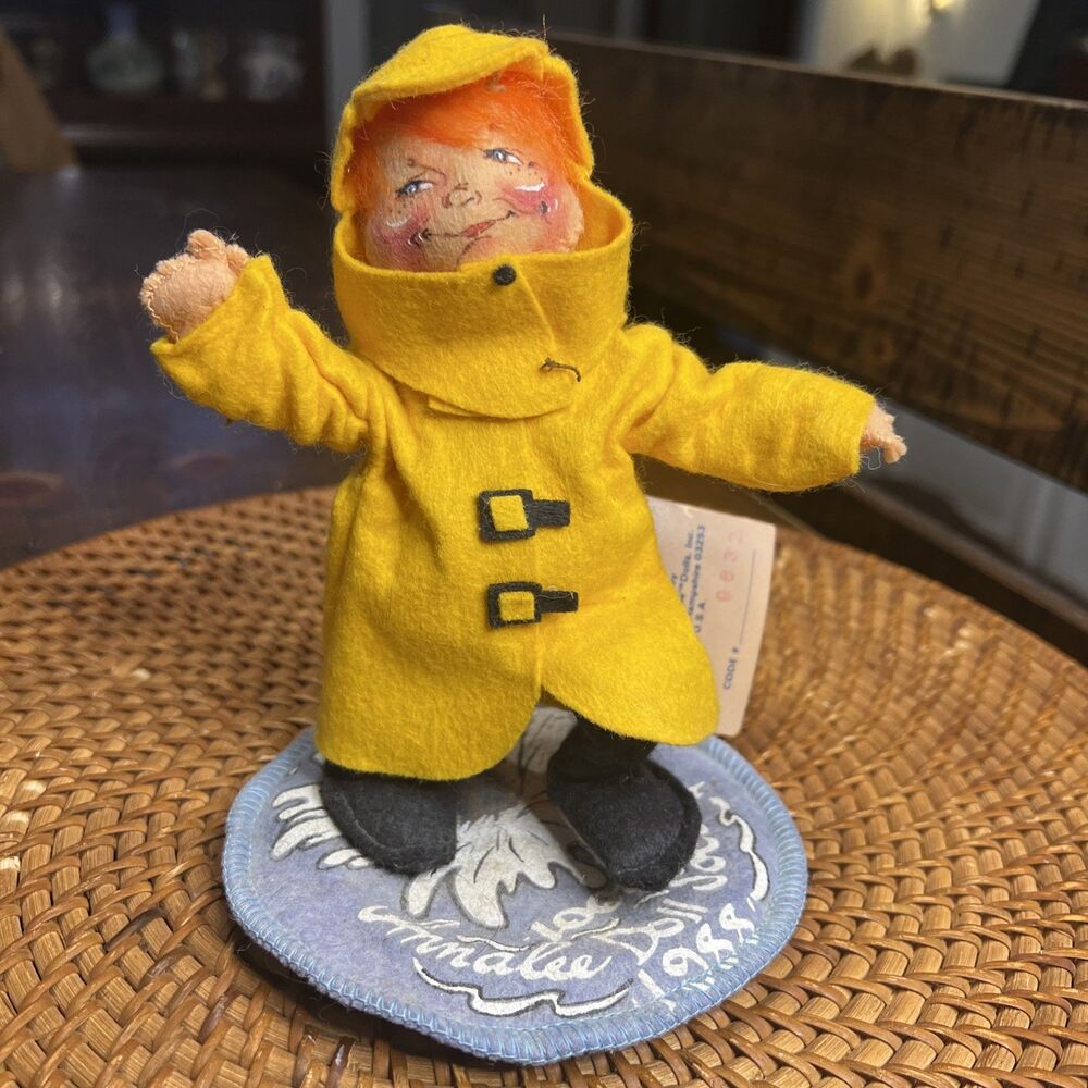 ANNALEE 7 "  RAINCOAT KID LOGO DOLL SOCIETY 1988 VINTAGE